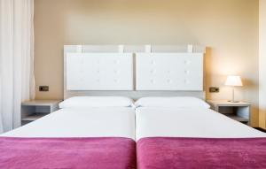 Cama o camas de una habitación en Ilunion Golf Badajoz