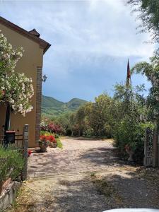 una entrada a una casa con montañas en el fondo en Casa dell'uliveto, en Albettone