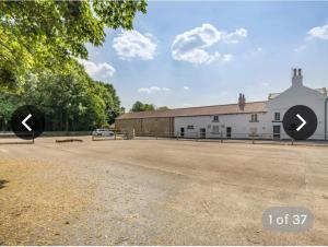 ein Gebäude mit zwei Schildern an der Straßenseite in der Unterkunft Immaculate 6-Bed Ivy house in Doncaster