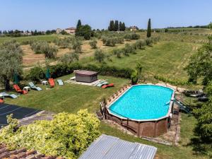 een uitzicht over een zwembad in een veld bij Fienile in Castelnuovo Berardenga