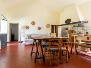 een keuken en eetkamer met een tafel en stoelen bij Fienile in Castelnuovo Berardenga