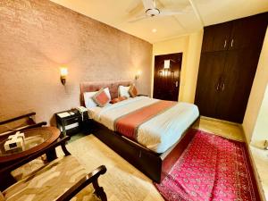 Кровать или кровати в номере Shelton Hotel Lahore