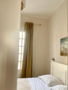 奇尼斯的住宿－Conte125，一间卧室设有一张床和一个窗口
