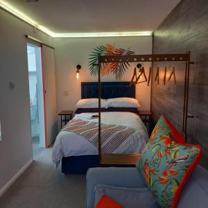 Кровать или кровати в номере Thistles -Private Entrance Studio