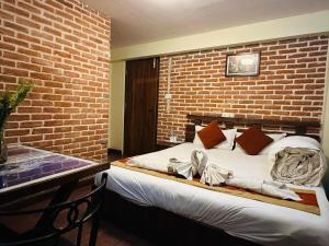 Giường trong phòng chung tại HOTEL LAYAKU DURBAR