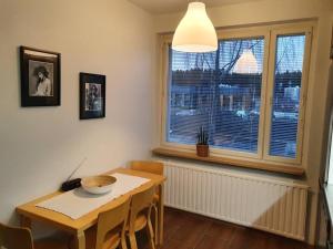 comedor con mesa y ventana en Cozy completely renovated flat (sis. Alv), en Kajaani