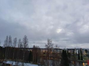 vistas a una ciudad con árboles y edificios en Cozy completely renovated flat (sis. Alv), en Kajaani