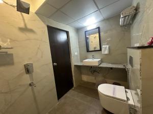 Kylpyhuone majoituspaikassa Hotel Landridge - HITECH City Hyderabad