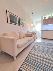 uma sala de estar com um sofá e uma cozinha em Santa Cruz Ocean Apartment - II em Santa Cruz