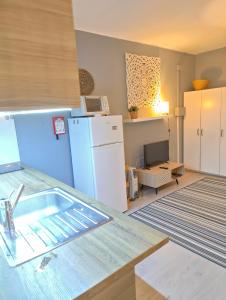 a kitchen with a sink and a refrigerator at Santa Cruz Ocean Apartment - II in Santa Cruz +16 photos