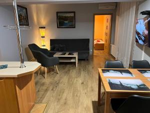 Televízia a/alebo spoločenská miestnosť v ubytovaní Apartament Kudowa Zdrój - Słone 60m2