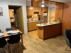 Kuchyňa alebo kuchynka v ubytovaní Apartament Kudowa Zdrój - Słone 60m2