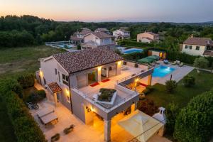 een luchtzicht op een huis met een zwembad bij Villa Fantasia for 8 people with jacuzzi and private pool in Hreljići