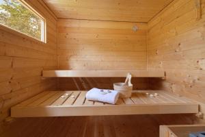 a wooden sauna with a bench and a bucket at Ostseeklang in Zingst