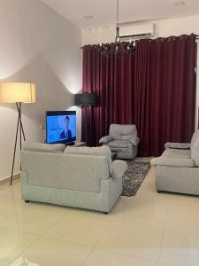 sala de estar con 2 sofás y TV de pantalla plana en Nature View Stay by Check In Host en Kuantan