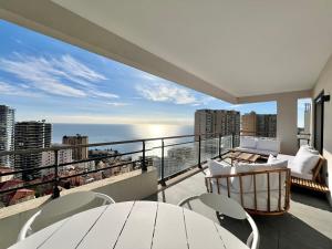 balcón con vistas al océano en Luxurious Apartments Monaco&SeaView, InfinityPool&Parking, en Beausoleil