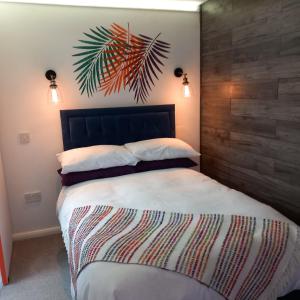 Кровать или кровати в номере Thistles -Private Entrance Studio