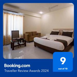 pokój hotelowy z łóżkiem i kanapą w obiekcie FabHotel Prime Lorven w mieście Visakhapatnam