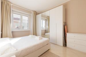Ліжко або ліжка в номері Niguarda Bright Apartment w/ Balcony