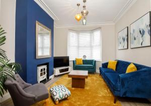 a living room with a blue accent wall at The Milton sleeps 8 close to York city centre pet friendly in York