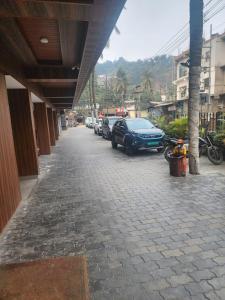 una strada con auto parcheggiate sul lato di un edificio di N.K. Residency a Guwahati