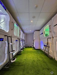 un autobús vacío con suelo verde y asientos blancos en 天河行旅, en Luodong