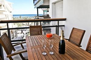 Una botella de vino y dos copas en una mesa en un balcón. en NEW MARIA ANAGABU Planet Costa Dorada, en Salou