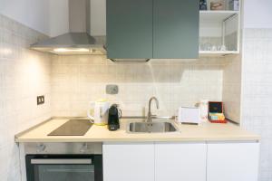 uma cozinha com um lavatório e uma bancada em Lingotto Luxury Apartment em Turim