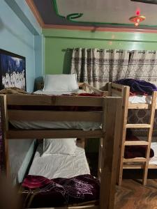 eine Gruppe Etagenbetten in einem Zimmer in der Unterkunft Majestic Mountain Bhaiji Guest House in Kasol