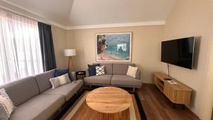 sala de estar con sofá y mesa en Sandblu: Resort Villa on the Beach, en Broadwater