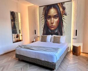 a bedroom with a large painting of a woman at Motel Peralba in Saronno