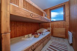 シャモニー・モンブランにあるChalet Charpoua - Happy Rentalsのサウナ(二段ベッド2組付)、窓が備わります。 +28枚の写真