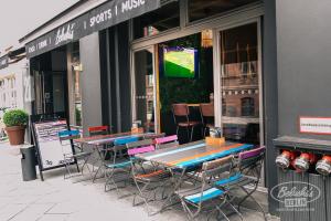 ベルリンにあるSt Christopher's Inn Berlin - Mitteの店の前にあるテーブルと椅子の集まり
