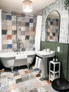 La salle de bains est pourvue d'une baignoire et d'un lavabo. dans l'établissement Belle Vue Farm B&B, à Fritham