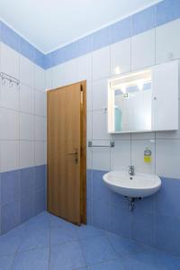 ein Bad mit einem Waschbecken und einem Spiegel in der Unterkunft Apartments Cipetic in Kaštela