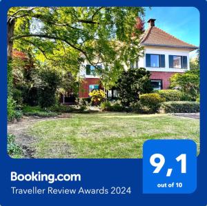 een huis met een bord dat prijzen voor reisbeoordelingen leest bij Guesthouse Villa de Eikhof in Hengelo