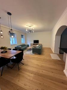 een woonkamer met een tafel en een bank bij Palais Living Suite in Wenen