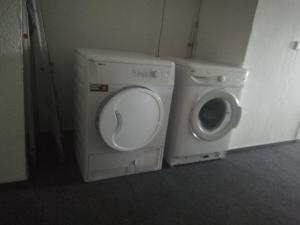a washing machine and a dryer in a room at TWS Pension an der B1 in Magdeburg