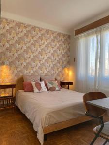 - une chambre avec un grand lit escamotable dans l'établissement Appart 60 m2 séjour sur terrasse sud et 2 chambres gare Saint-Charles, à Marseille