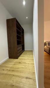 um quarto com uma cómoda e uma cama em Palais Living Suite em Viena