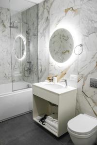 Baðherbergi á Makmani Boutique Hotel by DNT Group