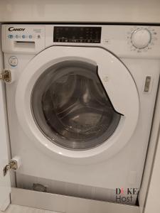 uma máquina de lavar roupa com a porta aberta num quarto em Gregorio Marañón Apartment 3 em Madri