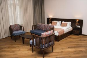 Rúm í herbergi á Makmani Boutique Hotel by DNT Group