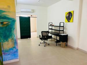 ein Zimmer mit zwei Stühlen und einem Gemälde an der Wand in der Unterkunft ARTHAUZ Events in Visakhapatnam