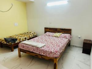 1 Schlafzimmer mit 2 Betten in einem Zimmer in der Unterkunft ARTHAUZ Events in Visakhapatnam