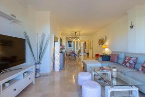 馬貝拉的住宿－Marbella Los Lagos de Santa Maria Golf，客厅配有沙发和桌子