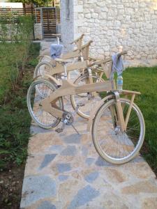 een rij houten fietsen geparkeerd naast een gebouw bij Avesta Private Villas - Iokasti in Vlikhón