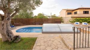 Villa in Costitx I Pool I Klima I Jacuzzi I BBQ في كوستيتيكس: مسبح وسرير بجانب شجرة