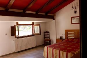 a bedroom with a bed and a window at Casas Rurales Cortijo El Marqués in Quesada