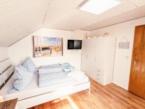 ein Wohnzimmer mit einem Sofa und einem TV in der Unterkunft Urlaubsmagie - Wohlfühloase mit Pool - H5 in Sebnitz